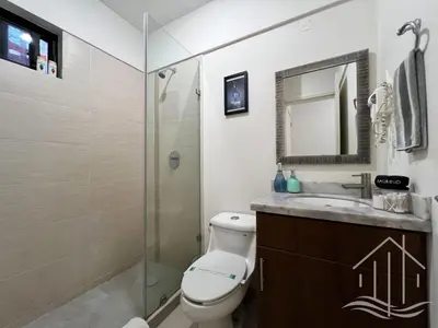 Un baño de Promo-2BR-Luxe Dept-1 Min Walk to Beach-Sleeps 6