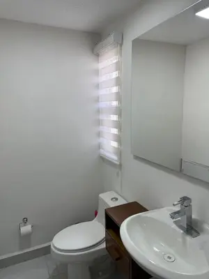 Un baño de Modern House with Mini-Splits