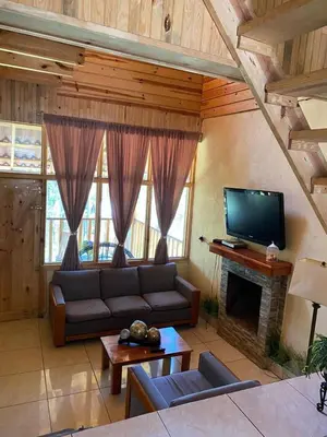 Una televisión o centro de entretenimiento en Cabañas El Ensueño