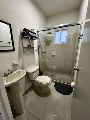 Un baño de Casa en Privada con Alberca!