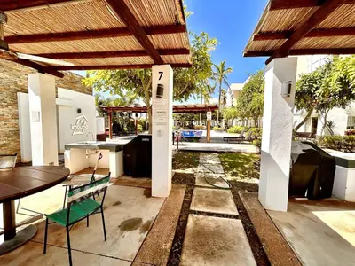 Un patio o zona al aire libre en Almar Departamento con alberca cerca de la playa