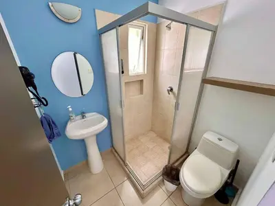 Un baño de Almar Departamento con alberca cerca de la playa