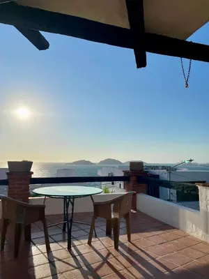 Plano de Estudio con Vista Espectacular al Mar y Terraza Privada