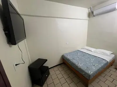 Una televisión o centro de entretenimiento en Hotel Kataluma