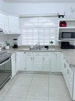 Una cocina o zona de cocina en Casa Equipada, Bien Ubicada, Cerca Fiscalia
