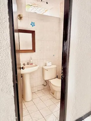 Un baño de 3 bedroom house one short walk from the beach