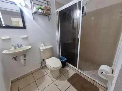 Un baño de Ideal location! Apartment 2 blocks from the Malecón
