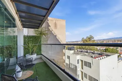 Un balcón o terraza de 24k Propiedades Luxury Hilltop Loft Balcony with Panoramic Views