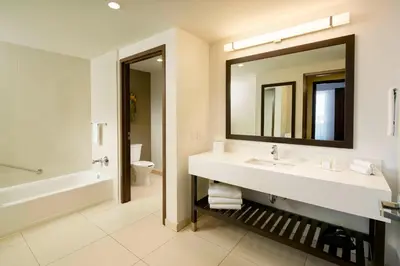 Un baño de Courtyard by Marriott Hermosillo