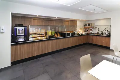 Una cocina o zona de cocina en City Express by Marriott Piedras Negras