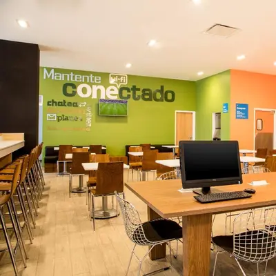 Un restaurante o sitio para comer en One Durango
