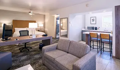 Una cocina o zona de cocina en Holiday Inn & Suites Chihuahua Expo by IHG