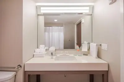 Un baño de Courtyard by Marriott Chihuahua