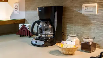 Utensilios para hacer té y café en Bugambilias Suites