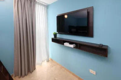 Una televisión o centro de entretenimiento en Holiday Inn Resort Mazatlan by IHG