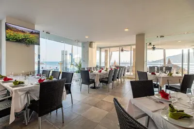 Un restaurante o sitio para comer en Star Palace Beach Hotel