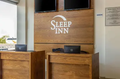 Una televisión o centro de entretenimiento en Sleep Inn Hermosillo