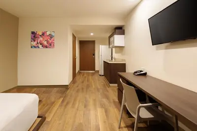 Una televisión o centro de entretenimiento en Extended Suites Ciudad Juarez Consulado