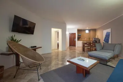 Una televisión o centro de entretenimiento en Gaviana Resort