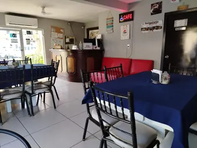 Un restaurante o sitio para comer en Hgen Rooms & Suites
