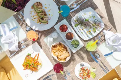 Comida en o cerca de este resort