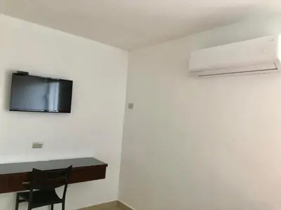 Una televisión o centro de entretenimiento en Hotel del Valle