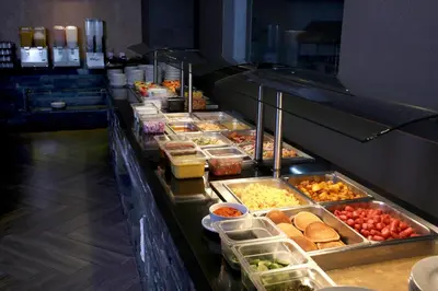 Comida en o cerca de este hotel
