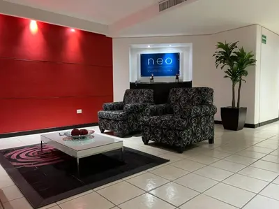 Una televisión o centro de entretenimiento en Neo Business Hotel