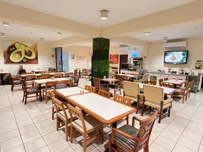 Un restaurante o sitio para comer en Neo Business Hotel
