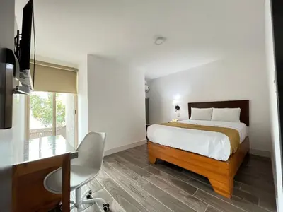 Una televisión o centro de entretenimiento en Neo Business Hotel