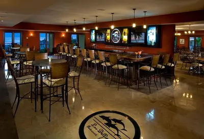 Un restaurante o sitio para comer en Las Villas Hotel & Golf By Estrella del Mar