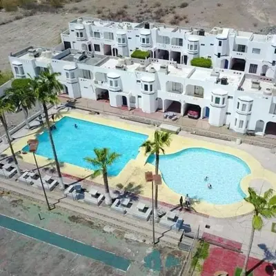 Piscina en o cerca de Condominio 303 Loma Bonita, enfrente de la alberca!