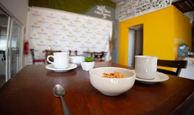 Utensilios para hacer té y café en Hotel Villa Express Durango