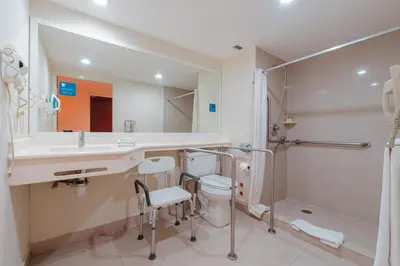 Un baño de City Express by Marriott Mazatlan