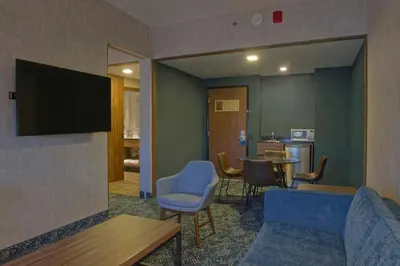 Una televisión o centro de entretenimiento en Four Points by Sheraton Distrito Uno Chihuahua