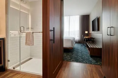 Un baño de Four Points by Sheraton Distrito Uno Chihuahua