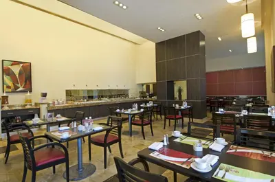 Un restaurante o sitio para comer en Fiesta Inn Express Ciudad Obregón