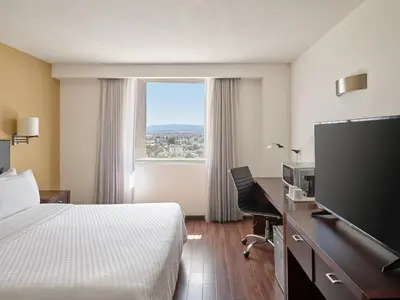 Una televisión o centro de entretenimiento en Fiesta Inn Express Durango