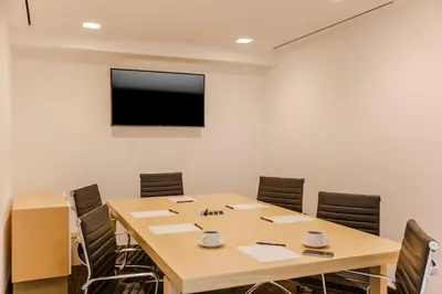 Una televisión o centro de entretenimiento en Fiesta Inn Saltillo