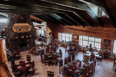 Un restaurante o sitio para comer en The Lodge At Creel Eco - Hotel & Spa