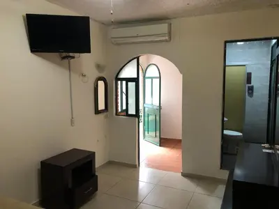 Una televisión o centro de entretenimiento en Hotel María Elena
