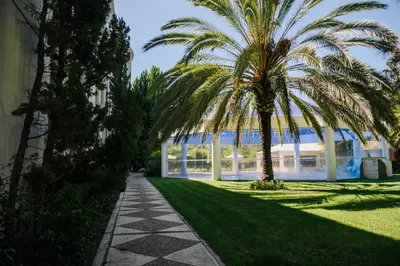 Jardín al aire libre en Hotel Victoria Express