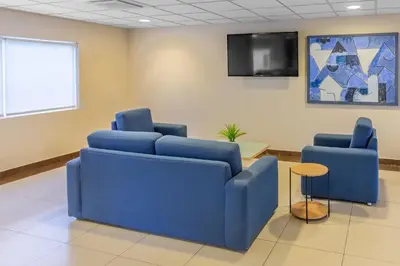 Una televisión o centro de entretenimiento en City Express by Marriott Ciudad Obregon
