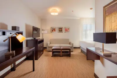 Una televisión o centro de entretenimiento en Staybridge Suites - Saltillo by IHG