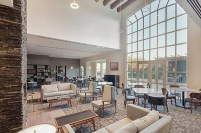 Zona de estar de Staybridge Suites - Saltillo by IHG