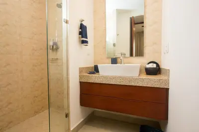 Un baño de Petit Luxe Las Gavias Penthouse