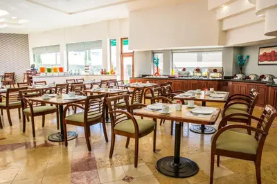 Un restaurante o sitio para comer en Fiesta Inn Express Chihuahua