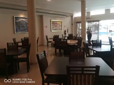 Un restaurante o sitio para comer en Savoy Express