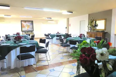 Un restaurante o sitio para comer en Hotel Huizache