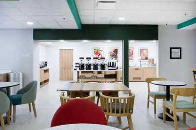 Un restaurante o sitio para comer en Hampton by Hilton Saltillo Zona Aeropuerto